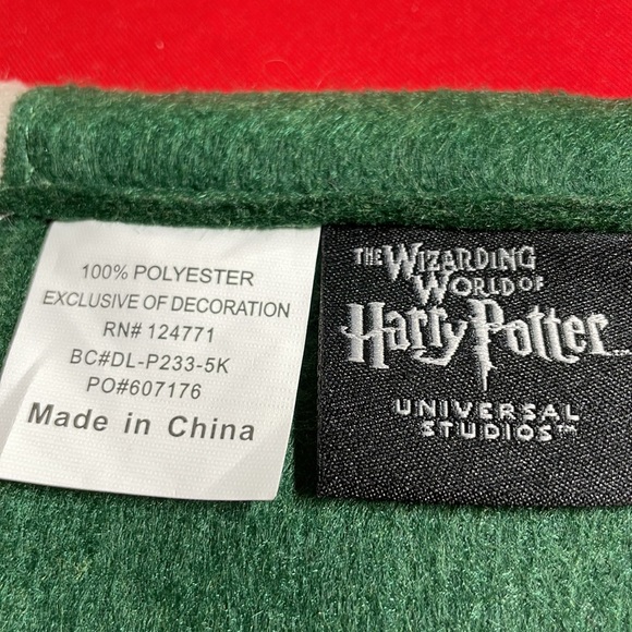 UNIVERSAL STUDIOS EXCLUSIVE HARRY POTTER HOUSE PENANT FLAG: SLYTHERIN - Picture 7 of 7